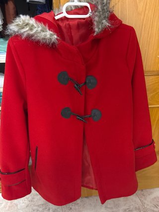 Abrigo Rojo con Capucha