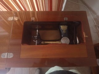 Máquina de coser Singer antigua en mueble
