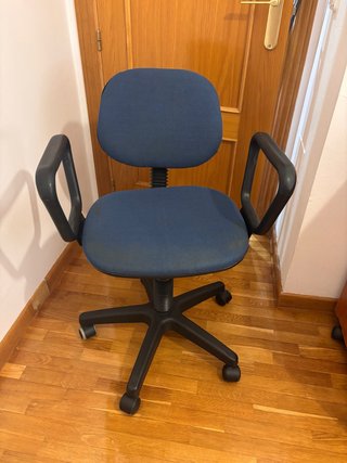 Silla de oficina con reposabrazos