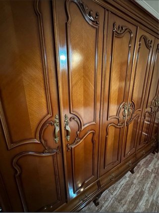 Armario de madera marrón clásico