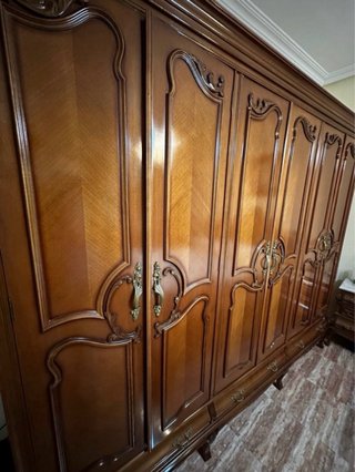 Armario de madera marrón clásico