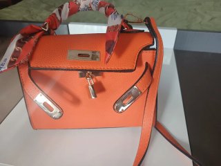 Bolso naranja con pañuelo
