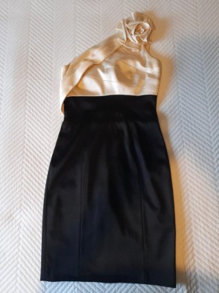 Vestido de fiesta bicolor. Beige y negro.