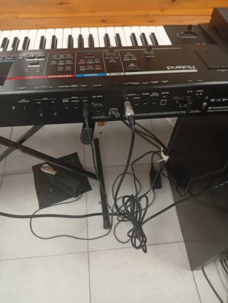 Sintetizador Roland Juno-Stage