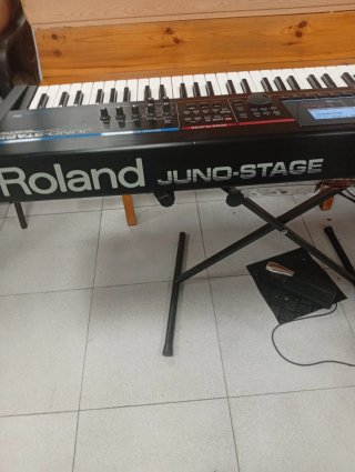 Sintetizador Roland Juno-Stage