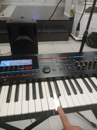 Sintetizador Roland Juno-Stage