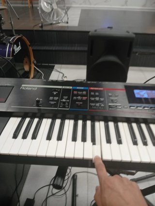 Sintetizador Roland Juno-Stage