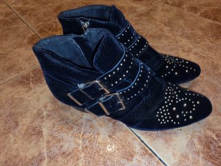 Botines azules con tachuelas doradas