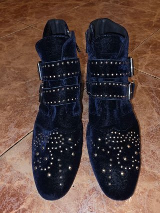 Botines azules con tachuelas doradas