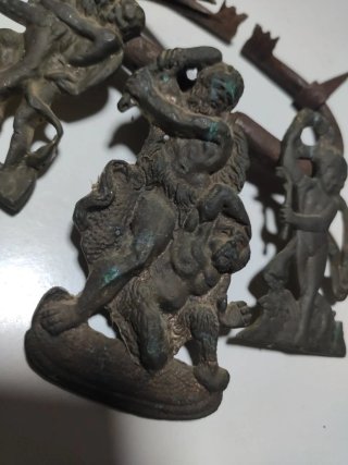 1 reliebe de bronce