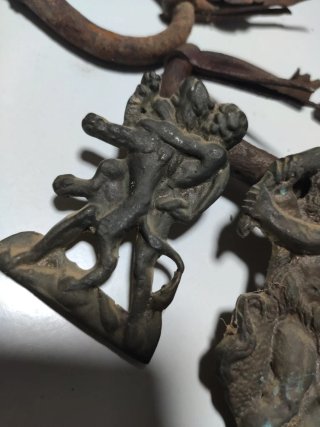 1 reliebe de bronce