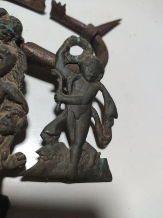 1 reliebe de bronce