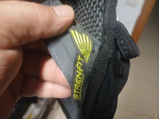 Mochila Running Negra y Amarilla . Sin camelback