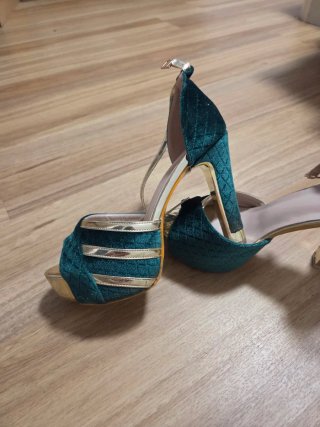 Tacones Verdes con Detalles Dorados