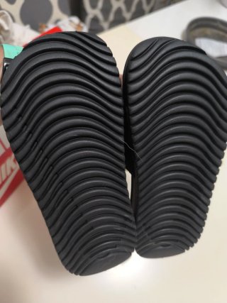 Chanclas Nike Kawa Slide Negras y Doradas talla 28