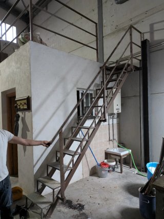 Escalera Metálica de Estructura Sólida