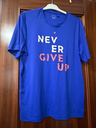 Camiseta azul Never Give Up