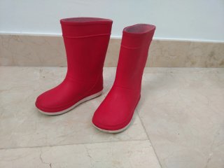 Botas de agua rojas