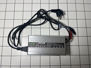 Cargador de Baterías Li-Ion / LiFePO4 36V (42V) 5A