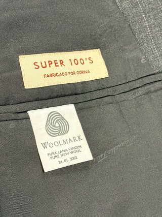 Traje de hombre gris marengo
