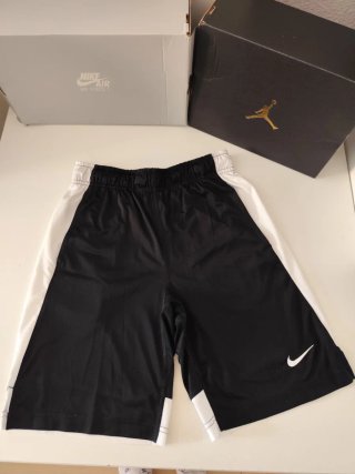 Bermuda Deportiva Nike Negra y Blanca de niño.
