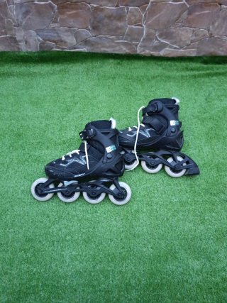 Patines en línea negrosvon luces en las ruedas