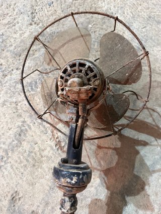 Ventilador antiguo de pedestal