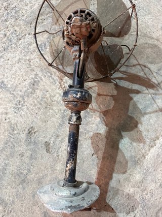 Ventilador antiguo de pedestal