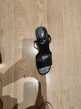 Zapatos de cuña negros de piel.