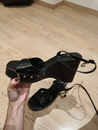 Zapatos de cuña negros de piel.