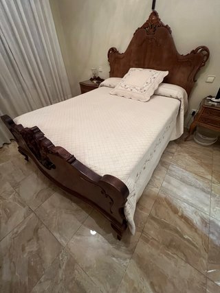 Estructura de cama de madera tallada