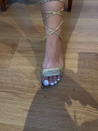 Sandalias de Tacón Dorado con Piedras