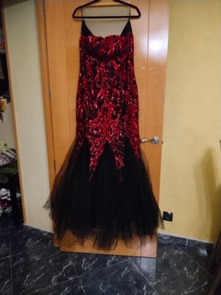 Vestido de fiesta rojo y negro