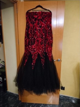Vestido de fiesta rojo y negro