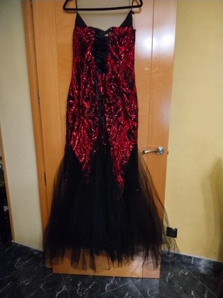 Vestido de fiesta rojo y negro