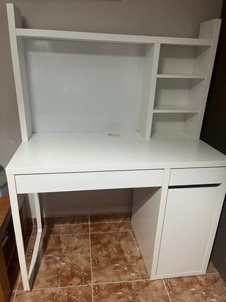 Escritorio Blanco con Estantería