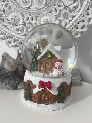 Bola de nieve casa y muñeco de nieve