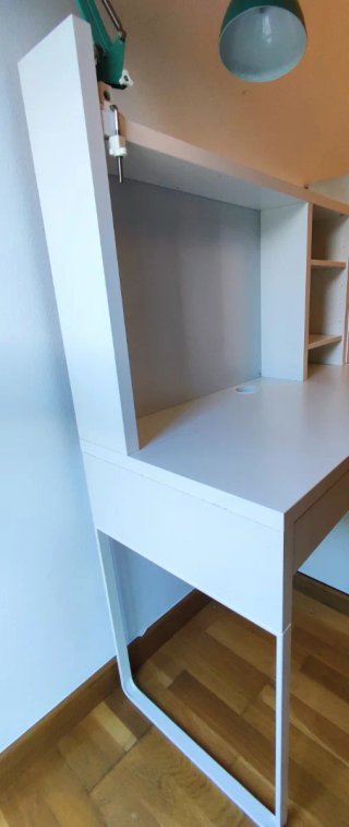 Scrivania IKEA MICKE Bianca con Mensola