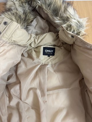 Abrigo Acolchado Beige con Capucha
