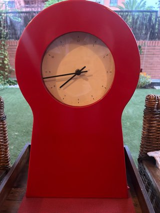 Reloj rojo de Ikea