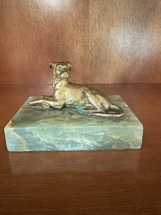 Figura de Perro en Bronce sobre Piedra