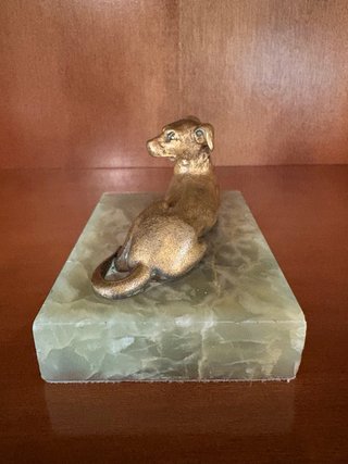 Figura de Perro en Bronce sobre Piedra