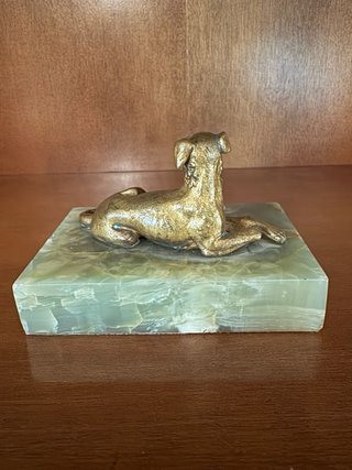 Figura de Perro en Bronce sobre Piedra