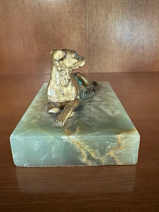 Figura de Perro en Bronce sobre Piedra