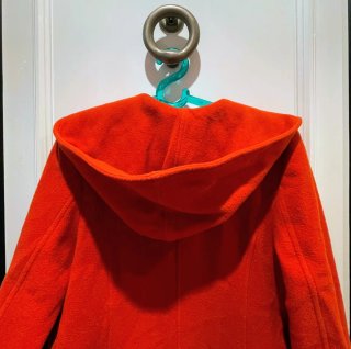 Abrigo Rojo con Capucha Moor