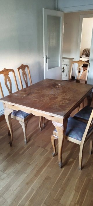 Mesa de Comedor Clásica con 4 Sillas