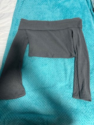 top corto gris con los hombros descubiertos