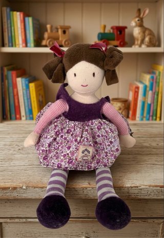 Muñeca de trapo con vestido floral