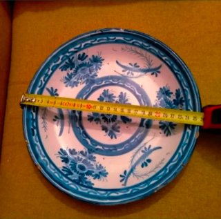 Plato antiguo de cerámica pintado a mano