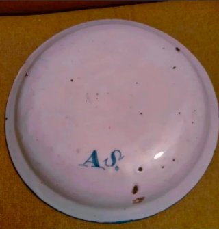 Plato antiguo de cerámica pintado a mano